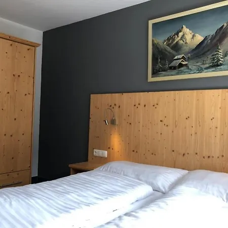 Schoeneben Traumhuette * Wald im Pinzgau